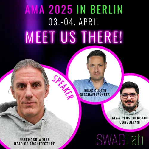 Grafik zur Konferenz „Agile meets Architecture (AmA) 2025“ in Berlin mit dem Text „03.–04. April“ und „Meet us there!“. Drei porträtierte Personen sind in runden, pink umrandeten Bildausschnitten dargestellt: links Eberhard Wolff (Head of Architecture), mittig Jonas Clusen (Geschäftsführer), rechts Alaa Reuschenbach (Consultant). Die Gestaltung ist dunkel gehalten mit pink-grünen Akzenten und dem SWAGLab-Logo unten rechts. Fokus ist die Ankündigung der Konferenz und die beteiligten Sprecher.
