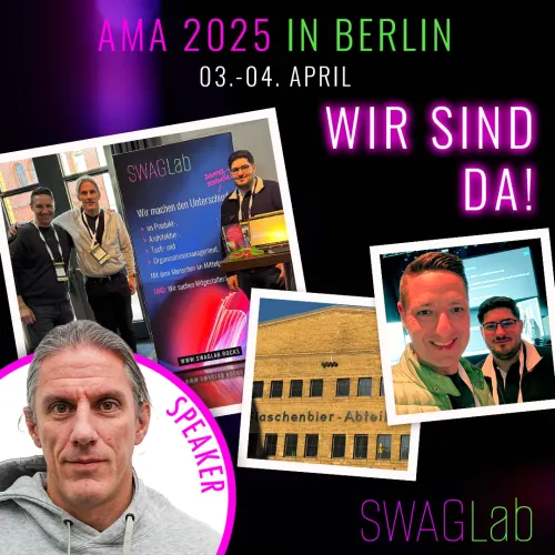Collage zur Konferenz „Agile meets Architecture (AmA) 2025“ in Berlin mit dem Datum „03.–04. April“ und dem Text „Wir sind da!“. Zu sehen sind mehrere Fotos vom Eventumfeld: Teammitglieder von SWAGLab an einem Messestand, ein Gebäude der Veranstaltungsumgebung sowie ein Selfie zweier Teilnehmer. Unten links ist ein Porträt von Eberhard Wolff als Speaker hervorgehoben. Die Gestaltung ist dunkel mit pink-grünen Akzenten und SWAGLab-Branding. Fokus ist die Präsenz von SWAGLab auf der Konferenz vor Ort.